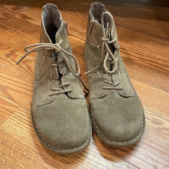 Clark’s Collection Tan Suede Boots - Picture 1 of 9